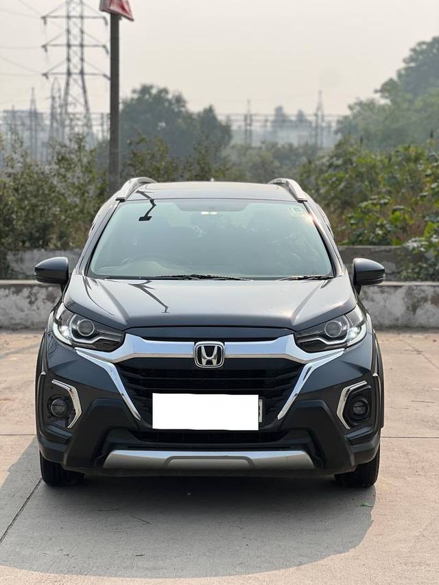 https://images10.gaadi.com/usedcar_image/3674399/original/processed_img2915700__used_car_2915700_1701253355.jpg?imwidth=6400