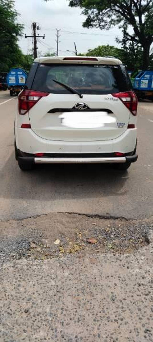 https://images10.gaadi.com/usedcar_image/3674450/original/processed_87bed89d-73b2-47ba-8ef2-7cccbd3828dd.jpg?imwidth=6401