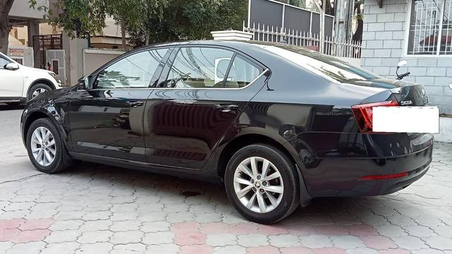 https://images10.gaadi.com/usedcar_image/3674658/original/processed_img2915838__usedcar_18_5701700137414_1700137442.jpeg?imwidth=6402