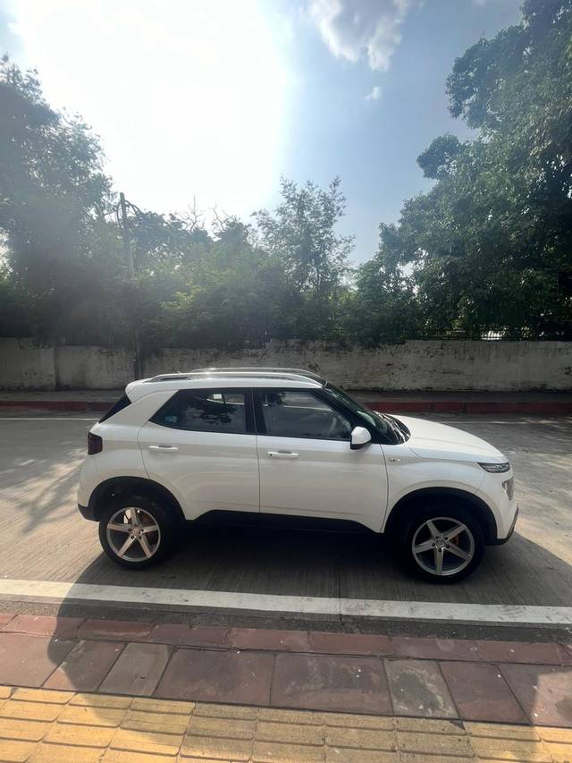 https://images10.gaadi.com/usedcar_image/3674784/original/img2915912__used_car_2915912_1700140354.jpg?imwidth=6401