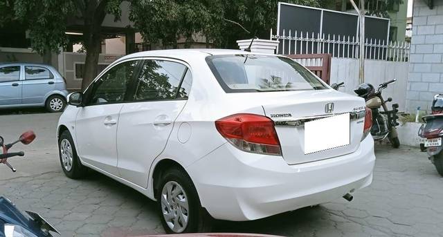 https://images10.gaadi.com/usedcar_image/3674840/original/processed_img2915946__usedcar_15_5701700142400_1700142418.jpeg?imwidth=6402
