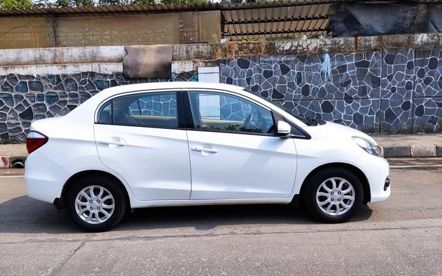 https://images10.gaadi.com/usedcar_image/3675704/original/img2916225__used_car_2916225_1700208763.jpg?imwidth=6402