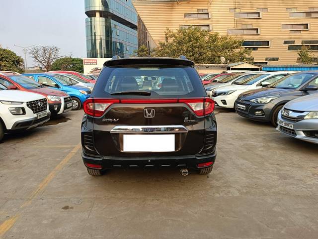https://images10.gaadi.com/usedcar_image/3675711/original/processed_img2916230__used_car_2916230_1702192893.jpg?imwidth=6401