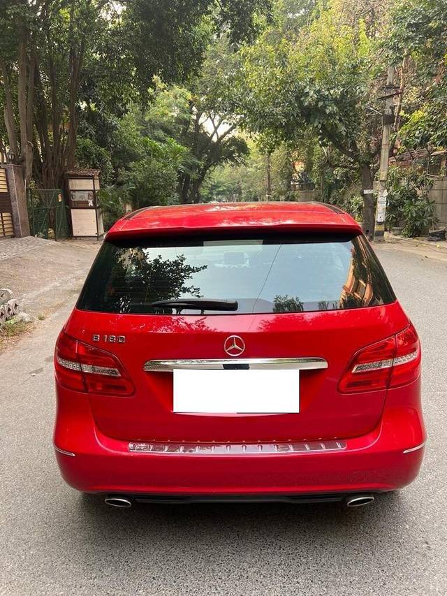 https://images10.gaadi.com/usedcar_image/3675854/original/processed_img2916315__used_car_2916315_1700211306.jpg?imwidth=6401