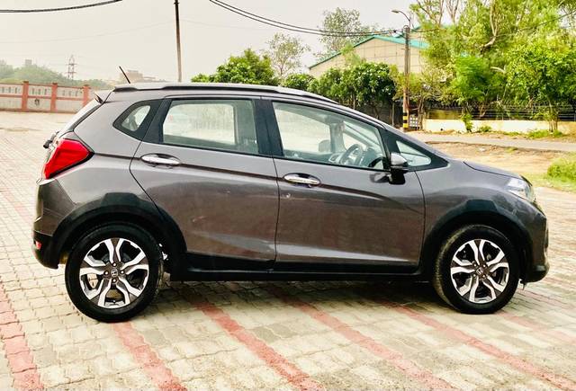 https://images10.gaadi.com/usedcar_image/3675904/original/img2916344__used_car_2916344_1700212775.jpg?imwidth=6401