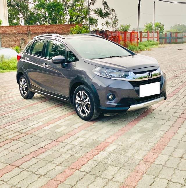 https://images10.gaadi.com/usedcar_image/3675904/original/processed_img2916344__used_car_2916344_1700212772.jpg?imwidth=6400