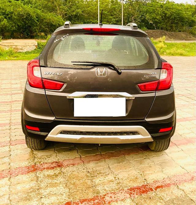 https://images10.gaadi.com/usedcar_image/3675904/original/processed_img2916344__used_car_2916344_1700212795.jpg?imwidth=6402