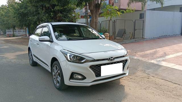 https://images10.gaadi.com/usedcar_image/3675930/original/processed_img2916359__used_car_2916359_1700213657.jpg?imwidth=6400