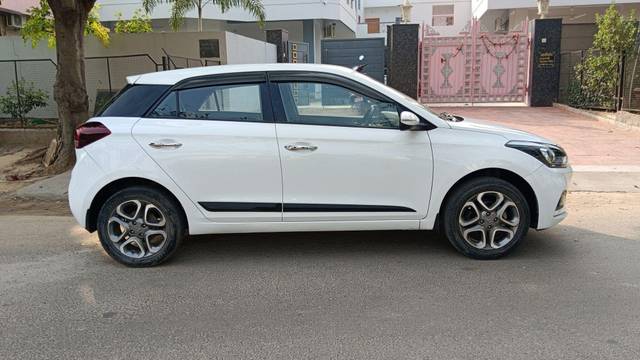 https://images10.gaadi.com/usedcar_image/3675930/original/processed_img2916359__used_car_2916359_1700213692.jpg?imwidth=6401