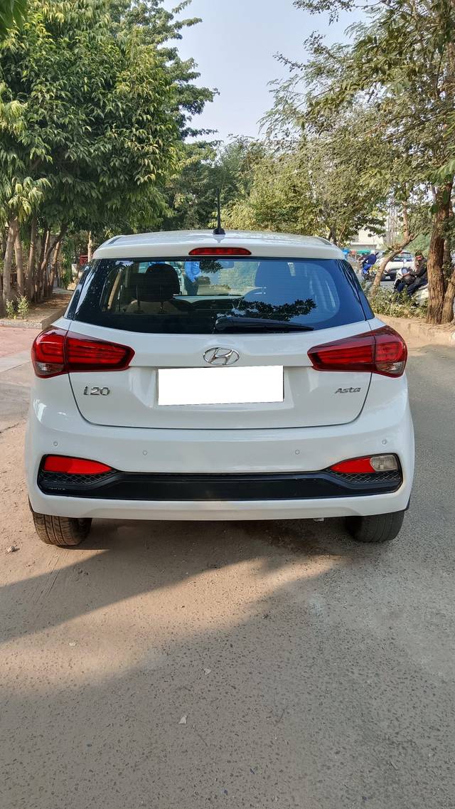 https://images10.gaadi.com/usedcar_image/3675930/original/processed_img2916359__used_car_2916359_1700213751.jpg?imwidth=6402