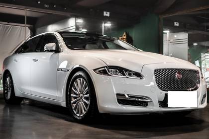 Jaguar XJ 2.0L Portfolio Jaguar XJ 2.0L Portfolio