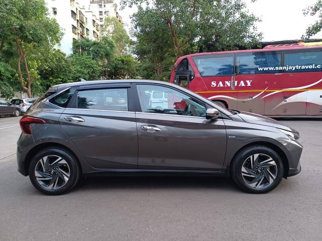 https://images10.gaadi.com/usedcar_image/3676129/original/processed_img2916471__usedcar_e21b8d05_9bf8_48c8_9085_e2c9f45b2d55_1541700218722_1700218780.jpg?imwidth=6401