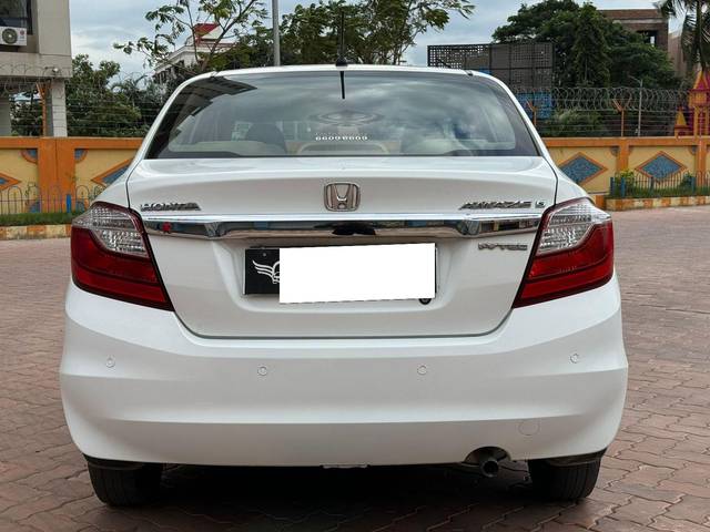 https://images10.gaadi.com/usedcar_image/3676254/original/processed_img2916552__used_car_2916552_1700222998.jpg?imwidth=6402