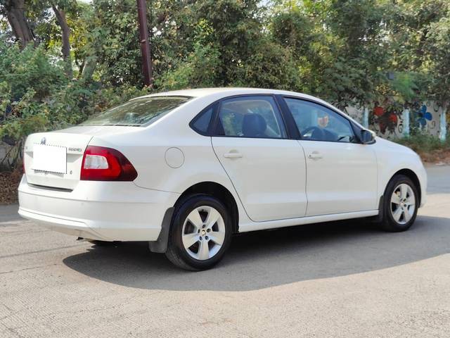 https://images10.gaadi.com/usedcar_image/3676284/original/processed_img2916567__used_car_2916567_1700223995.jpg?imwidth=6402