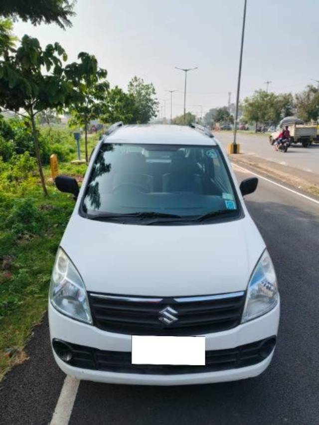 https://images10.gaadi.com/usedcar_image/3676960/original/processed_813fcc60-bedc-411e-a69e-418dbd0fe996.jpg?imwidth=6402