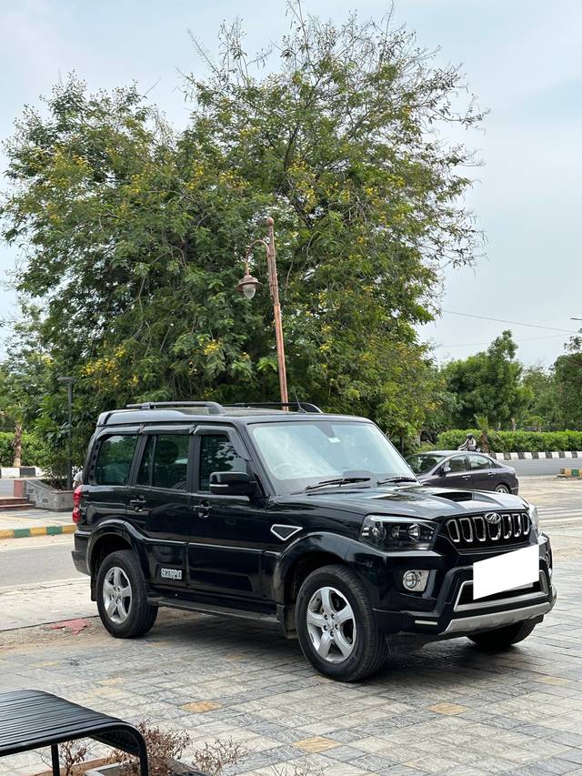https://images10.gaadi.com/usedcar_image/3677040/original/processed_31c1bdbc-9012-4749-a471-12a8d8fa8ff9.jpeg?imwidth=6402