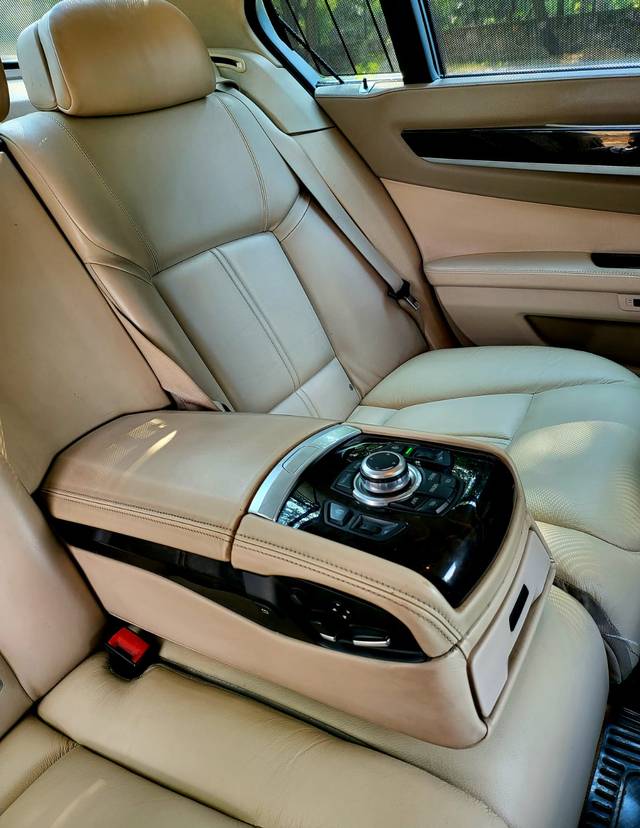 https://images10.gaadi.com/usedcar_image/3677498/original/img2917032__used_car_2917032_1700296979.jpg?imwidth=6402