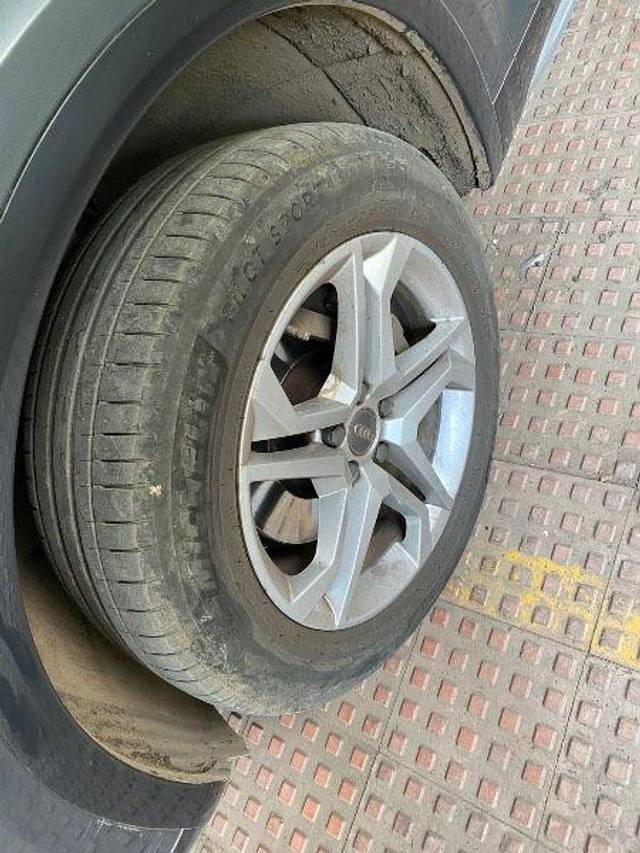 https://images10.gaadi.com/usedcar_image/3677617/original/processed_57e2d7fa-7e72-43fc-8d7c-b1b6c6d946d8.jpeg?imwidth=6402