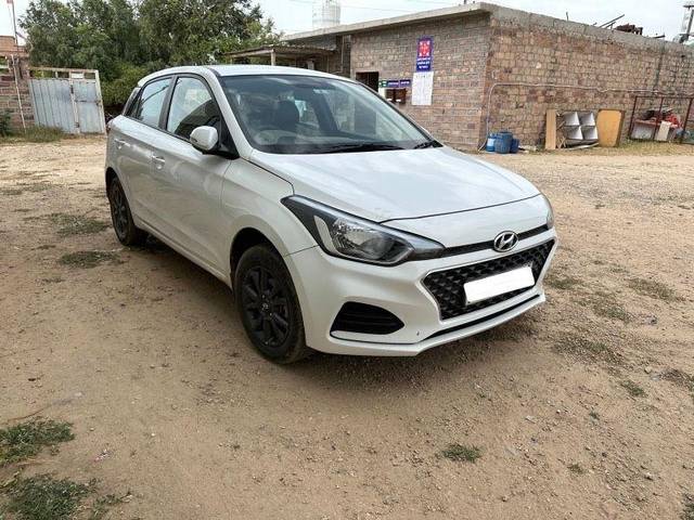https://images10.gaadi.com/usedcar_image/3677864/original/processed_868a5935-0c74-48cf-a21a-2b11c48811e4.jpeg?imwidth=6400