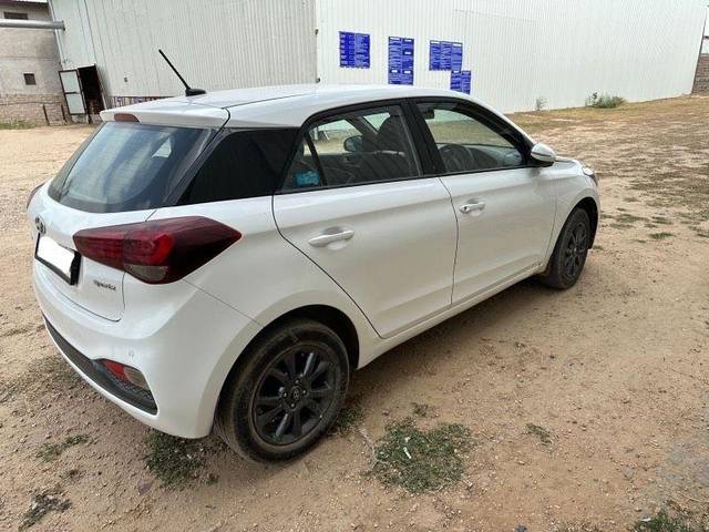 https://images10.gaadi.com/usedcar_image/3677864/original/processed_cdbb04e0-4157-4201-86cb-8b67eeaa8d57.jpeg?imwidth=6401