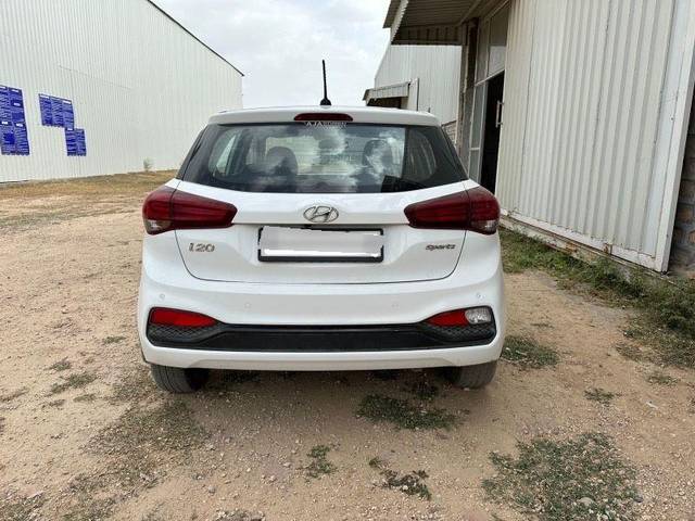 https://images10.gaadi.com/usedcar_image/3677864/original/processed_dd36054d-a0b1-4e40-b77d-76ff3e5b8af7.jpeg?imwidth=6402