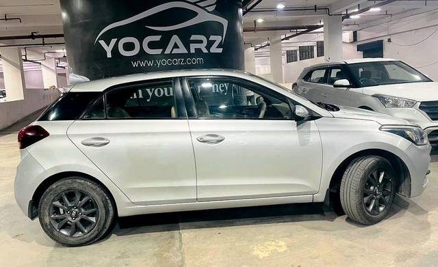 https://images10.gaadi.com/usedcar_image/3677865/original/processed_img2917242__used_car_2917242_1700306834.jpg?imwidth=6401