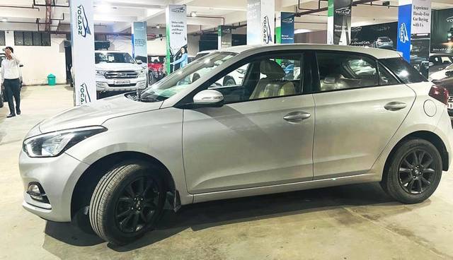 https://images10.gaadi.com/usedcar_image/3677865/original/processed_img2917242__used_car_2917242_1700306849.jpg?imwidth=6400
