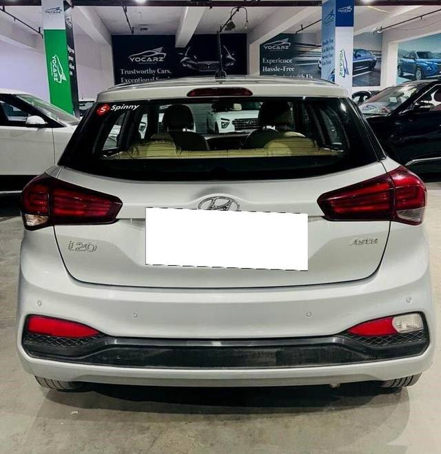 https://images10.gaadi.com/usedcar_image/3677865/original/processed_img2917242__used_car_2917242_1700306851.jpg?imwidth=6402