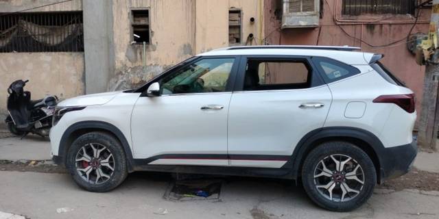 https://images10.gaadi.com/usedcar_image/3677881/original/11__VCC_IMG_1699696160867_1818373_95_1699696253.jpg?imwidth=6401