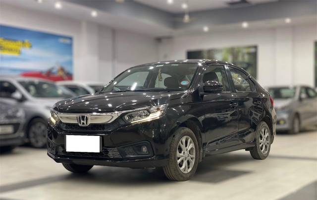 https://images10.gaadi.com/usedcar_image/3678010/original/processed_img2917341__used_car_2917341_1700311612.jpg?imwidth=6402