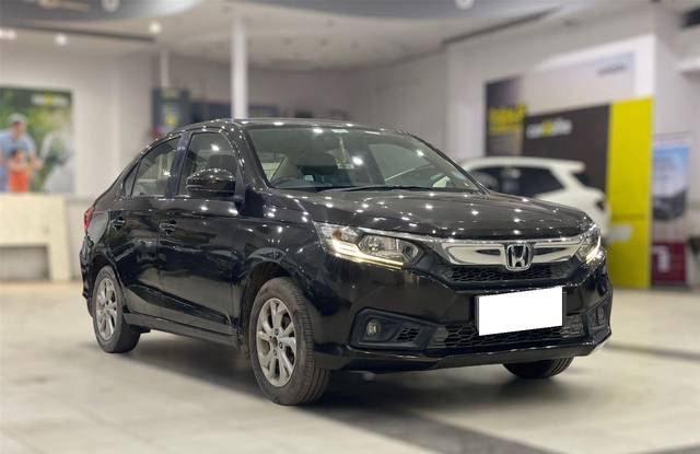 https://images10.gaadi.com/usedcar_image/3678010/original/processed_img2917341__used_car_2917341_1700311614.jpg?imwidth=6400