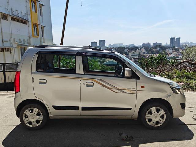 https://images10.gaadi.com/usedcar_image/3678913/original/processed_img2917599__used_car_2917599_1700387177.jpg?imwidth=6401