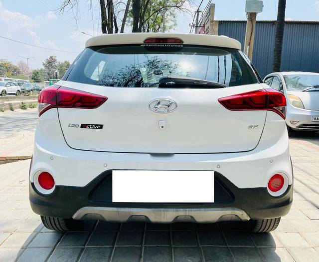 https://images10.gaadi.com/usedcar_image/3678977/original/processed_img2917624__used_car_2917624_1700390484.jpg?imwidth=6402