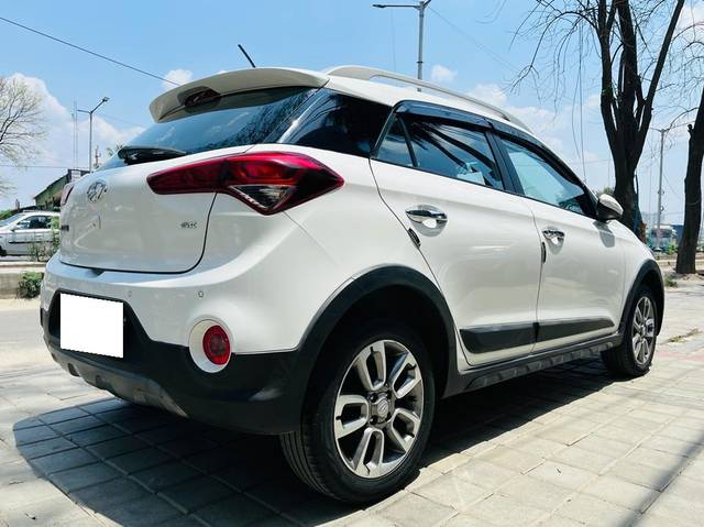 https://images10.gaadi.com/usedcar_image/3678977/original/processed_img2917624__used_car_2917624_1700390495.jpg?imwidth=6401