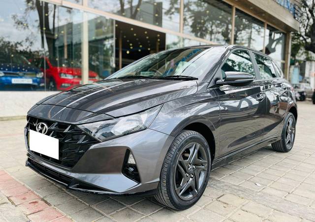 https://images10.gaadi.com/usedcar_image/3678985/original/processed_img2917629__used_car_2917629_1700390788.jpg?imwidth=6402