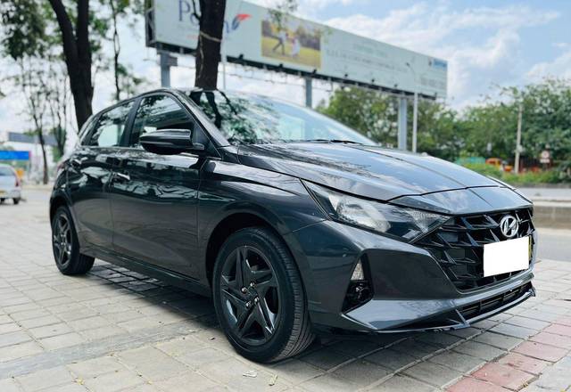 https://images10.gaadi.com/usedcar_image/3678985/original/processed_img2917629__used_car_2917629_1700390808.jpg?imwidth=6400