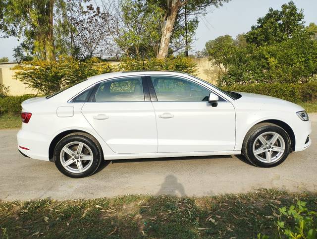 https://images10.gaadi.com/usedcar_image/3679043/original/img2917652__used_car_2917652_1700394271.jpg?imwidth=6401