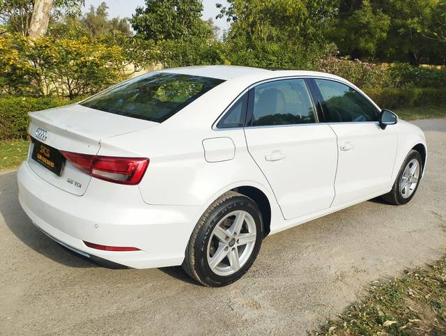 https://images10.gaadi.com/usedcar_image/3679043/original/processed_img2917652__used_car_2917652_1700394267.jpg?imwidth=6402
