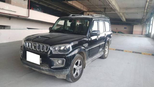 https://images10.gaadi.com/usedcar_image/3679501/original/processed_b7f70402-b45a-45ea-92d2-e34acb68b1b7.jpg?imwidth=6402