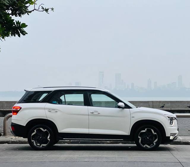 https://images10.gaadi.com/usedcar_image/3679616/original/img2917747__used_car_2917747_1700459416.jpg?imwidth=6401