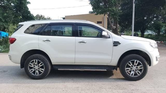 https://images10.gaadi.com/usedcar_image/3679686/original/processed_img2917777__used_car_2917777_1700462921.jpg?imwidth=6401