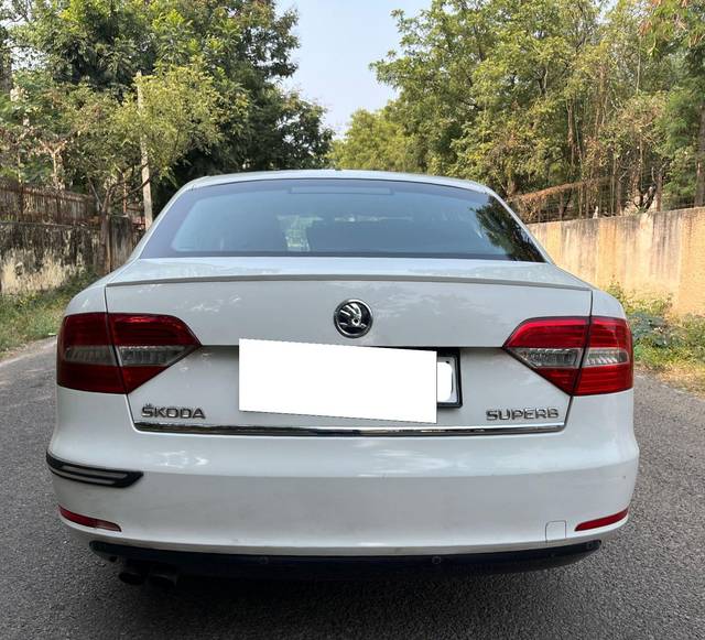 https://images10.gaadi.com/usedcar_image/3679752/original/processed_img2917809__used_car_2917809_1700465335.jpg?imwidth=6402