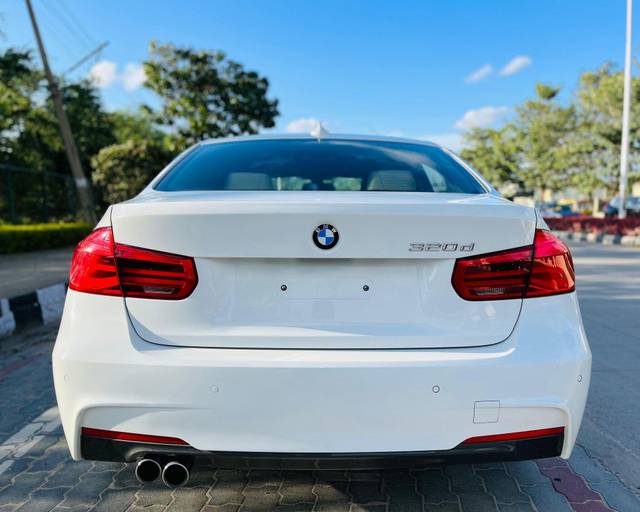 https://images10.gaadi.com/usedcar_image/3679947/original/processed_img2917901__used_car_2917901_1700473211.jpg?imwidth=6401