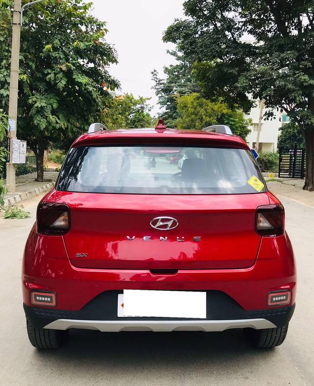 https://images10.gaadi.com/usedcar_image/3680066/original/processed_img2917953__used_car_2917953_1700478245.jpg?imwidth=6402