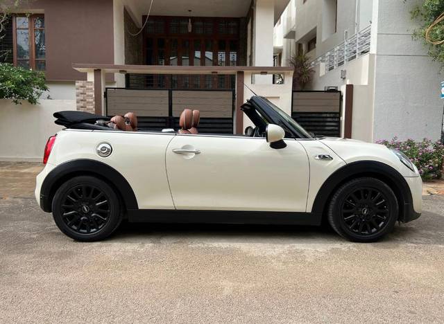https://images10.gaadi.com/usedcar_image/3680138/original/img2917998__used_car_2917998_1700481470.jpg?imwidth=6401