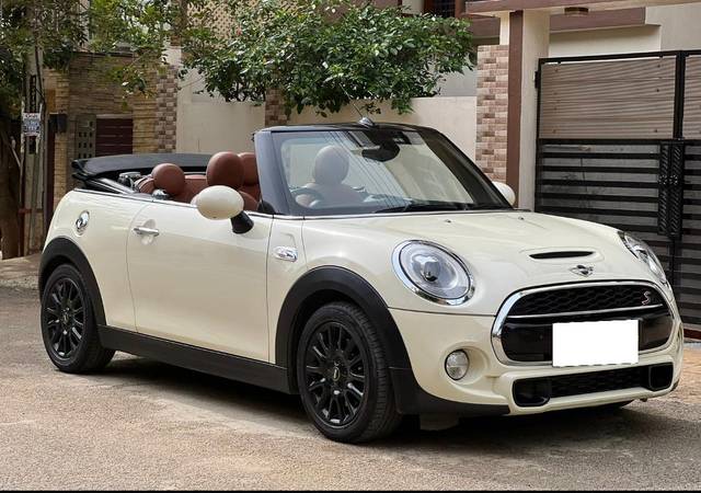 https://images10.gaadi.com/usedcar_image/3680138/original/processed_img2917998__used_car_2917998_1700481468.jpg?imwidth=6400
