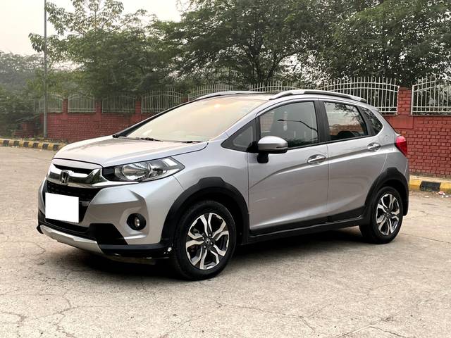 https://images10.gaadi.com/usedcar_image/3680240/original/processed_img2918063__used_car_2918063_1700484542.jpg?imwidth=6400