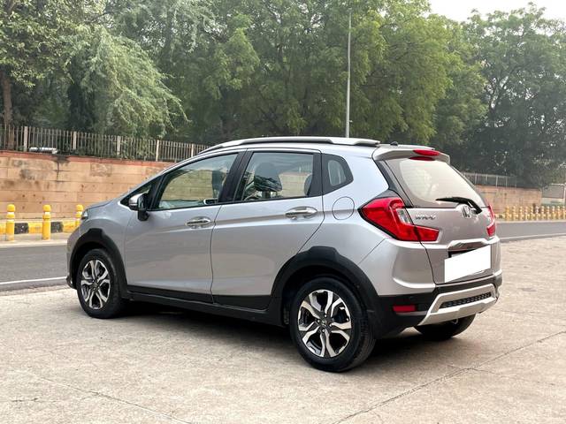 https://images10.gaadi.com/usedcar_image/3680240/original/processed_img2918063__used_car_2918063_1700484544.jpg?imwidth=6402
