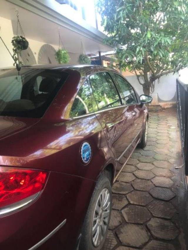 https://images10.gaadi.com/usedcar_image/3680530/original/processed_67552fb6-7d44-4df1-b8f7-76e197d3cb7e.jpeg?imwidth=6402