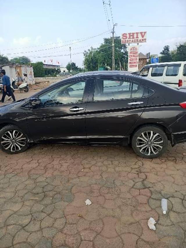 https://images10.gaadi.com/usedcar_image/3680692/original/processed_2b62542a-bd0b-4601-b339-156f5a131975.jpg?imwidth=6400